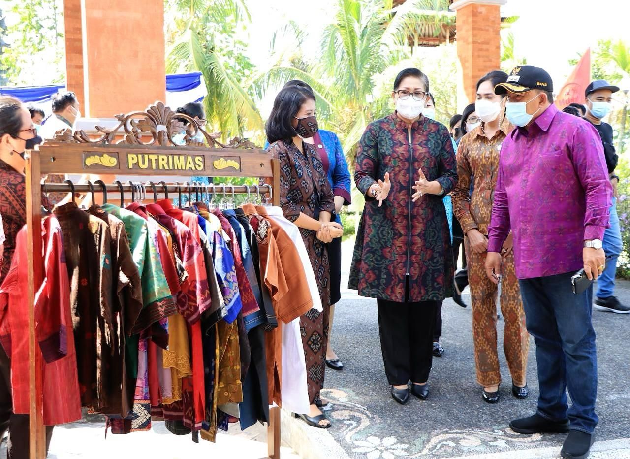 podiumnews.com-Ny Putri Koster Dukung Rencana Pembangunan Sentra Tenun Jembrana